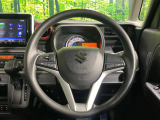 インテリアに合わせたデザインのステアリングは、運転される方のことも考え、運転しやすい形状、大きさです。是非一度、実際に触ってお確かめください。