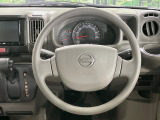 インテリアに合わせたデザインのステアリングは、運転される方のことも考え、運転しやすい形状、大きさです。是非一度、実際に触ってお確かめください。