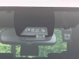 【プリクラッシュセーフティ】前方の車両等を検知し、衝突しそうな時は警報で注意を促し、ブレーキを踏む力をサポート。ブレーキを踏めなかった場合は衝突被害軽減ブレーキが作動、衝突回避をサポートします。