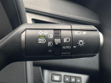 【オートライト(AUTO)】外の明るさをシステムが感知して、自動でヘッドライトが点灯します。ヘッドライトをつけ忘れを防ぐ便利機能です。