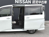 両手が塞がっていても足先をスッと入れてサッと引くだけで自動開閉する「ハンズフリーオートスライドドア(両側)」!両手で荷物や眠ったお子様を抱えていてもドアハンドルに触れずにスマートに開け閉めできます♪
