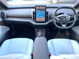 ボルボ史上最少サイズのBEVが入荷いたしました!最新の安全装備が付いたこの車はGoogleマップや360&deg;カメラなど大人気装備も充実しております!走行距離も浅く、スタッフおススメの一台です!!!