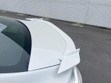 【純正トランクスポイラー】スポーツカーらしさがグッと引き立つ大型リヤスポイラーを装着♪高速走行時のスタビリティ(走行安定性)向上に役立ちます。