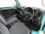 シンプルで使いやすいデザインの運転席です。