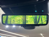 クリアサイトルームミラー ランドローバー初採用のテクノロジー。車体に装備したカメラによる後方映像がルームミラーに映し出されます。車両後方の様子をはっきりと確認できます。