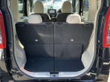バックドアは大きく開きます。定員乗車時でも十分広いラゲッジスペースを確保しています。