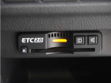 ◆ETC2.0装着◆進化したドライブ体験。料金収受システムだけだったETCが生まれ変わって、高速道路を賢く使うETC2.0に進化しました。多彩な情報サービスが便利で快適なドライブ体験を提供します。