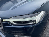 【LEDヘッドライト】明るく眩しいハイビームを先行車や対向車に照射しないオートハイビームを備えたLEDヘッドライト。北欧神話に登場するトールハンマーをモチーフにした、一目でボルボとわかるデザイン。