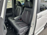 助手席と運転席はゆったりと座れるベンチシートタイプになっています。