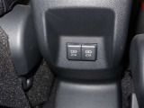 後席にはUSBポートが二つ付いています!嬉しい装備ですね♪