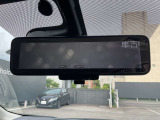 インテリジェントルームミラーは、車両後方のカメラ映像をミラー面に映し出すので、同乗者や積み荷などの車内状況や、天候などに影響されずいつでもクリアな後方視界が得られます。