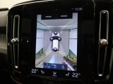 【360&deg;ビューカメラ】4台の高解像度カメラで360度の鳥瞰図を表示。隣の車や壁、死角にある障害物などを画面で確認できるため、狭いスペースでの駐車・出入りも安心です。