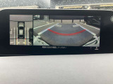 360度ビューカメラを搭載。4方の小型カメラの映像を処理し、車両真上からの映像に変換しています。