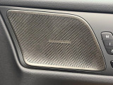【harman kardon】ハーマンカードンのHi-Fiスペシャリストと共に、モデル別に開発・設計された専用チューニングが臨場感溢れる音響空間を実現しています。