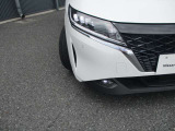 『LEDヘッドライト』通常のハロゲンライトに対して発光部分の発熱を抑えることで省電力につながる技術です。デザイン性も自由度が高いため、今後クルマのヘッドライトはLEDが主流になります☆