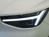 【LEDヘッドライト】ハイビームを先行車や対向車にあてず、その両サイドではハイビーム照射を維持。見える範囲が段違いに広くなりました。北欧神話に登場するトールハンマーをモチーフにデザイン。
