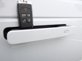 【キーレスエントリー】バッグやポケットからキーを取り出すことなく車にアクセスして、ロックとアラームを設定できます。 毎日の利便性をさらに高める機能です。