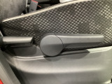 運転席にはドライバーの体型や好みに応じて前後方向だけでなく、高さの調整ができるシートリフターを装備!
