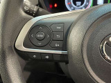 【ステアリングスイッチ】運転中に視線を前に向けたまま画面の操作できます。
