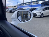 隣車線を走る車両をレーダーで検知し、ドアミラーでは確認しにくい後側方エリアに存在する車両に加え、急接近してくる車両も検知します。車両を検知するとドアミラーに搭載されたLEDインジケーターが点灯します。
