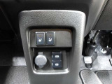 運転席・助手席は共にシートヒーター付なので、寒い日の朝の通勤も快適です♪