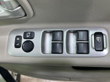 【電動格納ミラー】サイドミラーは電動格納式となっており、狭い駐車場でもキズがつくリスクを抑えられます。