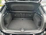 ゆったりとしたトランクルームでございます。たくさんのお荷物の車載が可能でございます。