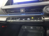 ☆オートエアコンです♪一度お好みの温度に設定すれば、車内の温度を検知し風量や温度を自動で調整してくれる優れもの!暑い&hellip;寒い&hellip;と何度もスイッチ操作をする必要はありませんね♪