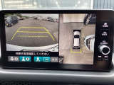バックギアに入れますとご覧のような画像に自動的に切り替わります。車庫入れ時に役立ちます。