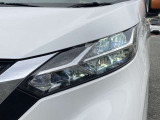 【LEDヘッドライト】悪天候や夜間走行時も良好な視界を確保し安心して運転できる高輝度LEDヘッドライトを装備!
