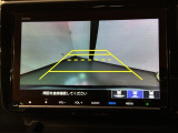 リバースギアに入れるだけで後方の表示へ切り替わります。夜間や雨の日の駐車も楽になりますよ。