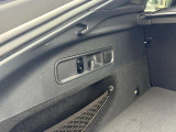 ゆったりとしたトランクルームでございます。たくさんのお荷物の車載が可能でございます。