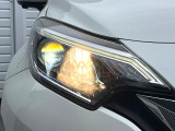 【LEDヘッドライト】悪天候や夜間走行時も良好な視界を確保し安心して運転できる高輝度LEDヘッドライトを装備!点灯速度が早く、消費電力も抑えられています。