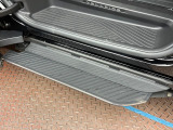 【電動サイドステップ】ドアを開けると自動でステップが出てくれるので、車高が高くても無理なく乗り降りできます。お子様やご年配の方にも安心で使わない時は収納され見た目もすっきりします♪