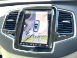 【360&deg;ビューカメラ】4台の高解像度カメラで360度の鳥瞰図を表示。隣の車や壁、死角にある障害物などを画面で確認できるため、狭いスペースでの駐車・出入りも安心です。
