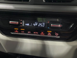 【オートエアコン】一度お好みの温度に設定すれば、車内の温度を検知し風量や温度を自動で調整。暑い&hellip;寒い&hellip;と何度もスイッチ操作をする必要はありません。快適な車内空間には必須の機能ですね♪