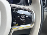 【ステアリングスイッチ】運転中、前方から目線をそらさずにオーディオ等の操作ができるよう、適切に配置されたスイッチ類。安心&快適なドライブを演出してくれる便利な機能です。