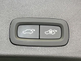 【パワーバックドア】スマートキーや運転席のボタンを押すだけでリアゲートが自動で開閉します!荷物を持っている時や、高い位置にあるバックドアを閉める際に便利な機能です。
