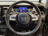 運転にかかわる様々な操作を安全に行えるように視点移動が少なく操作性に配慮されたスイッチ類が凝縮されたコクピットです。