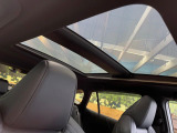 【調光パノラマルーフ】車内の解放感が一気に上がる大型パノラマルーフに調光機能がプラス!日差しが強い時、シェードを閉めなくてもガラスの透明度を調整することで心地よい明るさに♪