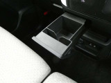 引き出し式のドリンクホルダーには、充電コードを装着したまま携帯電話を置く事が出来るスペースをご用意しております♪
