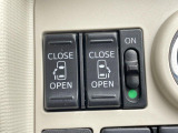 【両側パワースライドドア】スマートキーや運転席のスイッチで後席両側スライドドアの開閉が可能♪電動だから力を入れてドアを開ける必要が無く、小さなお子様でも簡単に開け閉めでき快適です♪