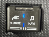 【アクセサリーソケット(電源ソケット)】電源からケーブルをつなげば、スマートフォンなどの電子機器の充電などを行うことができます!ゲーム機器や、カメラの充電にも便利ですね。