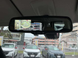 アラウンドビューモニターの映像は、バックミラーにも映せます。