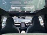 【パノラマガラスルーフ】固定式のガラスルーフで明るい車内空間を演出。日差しの強い日は電動スライドカーテンで調整するなど、季節を問わず開放的なドライブをお楽しみいただけます。