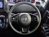 ハンドル左側にはオーディオ操作が出来るオーディオリモートコントロールスイッチ、右側にはHonda SENSINGとオートクルーズコントロールのスイッチを装備!