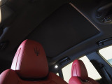 パノラマサンルーフ装備。車内に開放感をプラスしてくれます。