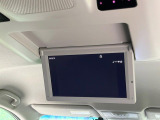 【フリップダウンモニター】大画面モニターで後席でもエンタメをお楽しみいただけます。小さなお子様にも大人気の装備です♪