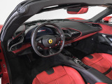 4.0L V8ツインターボエンジンは単体で780cvの出力を発生し、さらにフロントに2基、リアに1基の計3基の電気モーターを組み合わせることで、システム総合出力は1000cvに到達します。