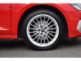 テストドライバーとエンジニアがテスト走行により、車種に応じて選定されたホイールサイズの組み合わせにより、素直なハンドリングとスムーズな乗り味を実現する各車種専用デザインのアルミホイール